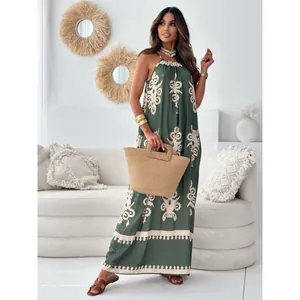 Elegantes grünes Boho-Maxikleid mit Neckholder und Blumenmuster für den Sommer.