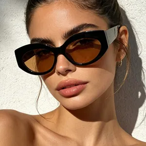 Occhiali da sole cat-eye retrò con montatura nera spessa e lenti marroni sfumate