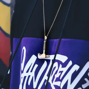 Stilvolle goldfarbene Titanstahl Hammer Anhänger Halskette für Herren im Hip-Hop-Street-Style