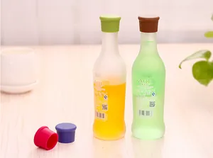Dettaglio di tappi colorati in silicone a tenuta stagna per bottiglie smerigliate.