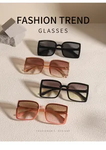 Display verticale di quattro occhiali da sole squadrati oversize colorati