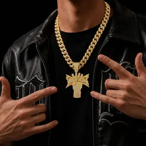 Primo piano della collana hip hop Really Rich con ciondolo oro e pietre luccicanti