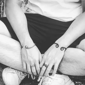 Verstellbare Ringe und Armbänder aus Titanstahl im Monkey King Design für Paare