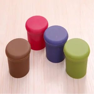 Dettaglio di quattro tappi in silicone colorati per bottiglie di vino per una chiusura ermetica