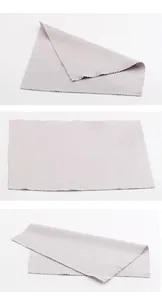 Paño de microfibra lavanda de calidad para limpiar lentes y pantallas de dispositivos.