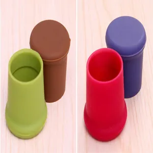 Vista dettagliata di tappi per vino in silicone colorati in rosso, blu, verde e marrone
