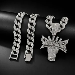 Dettaglio della collana con pendente REALLY RICH e bracciale cubano argento con strass