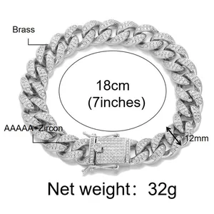 Detaillierte Ansicht der 12 mm vereisten kubanischen Kette aus Messing und Zirkon