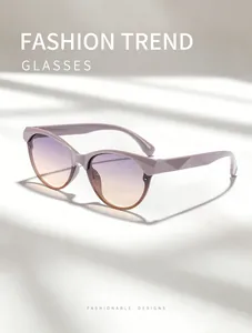 Eleganti occhiali da sole cat-eye con lenti sfumate viola e dettaglio geometrico