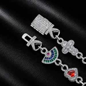 Nahaufnahme eines Hip-Hop-Armbands mit bunten Zirkon-Fächer- und Herzanhängern
