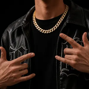 Detaillierte Nahaufnahme einer 12 mm goldfarbenen Cuban-Kette mit CZ-Steinen am Hals