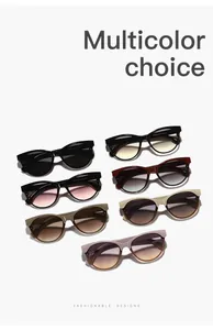 Occhiali da sole stile cat-eye in vari colori con lenti sfumate su uno sfondo bianco puro