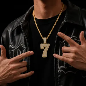 Detail van de gouden hip-hop ketting voor heren met een ijzige hanger nummer 7.