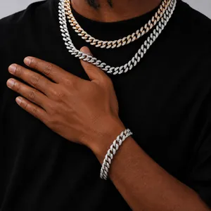 Detailansicht von 12mm iced-out kubanischen Ketten und Armband-Set an einer Person in Schwarz.