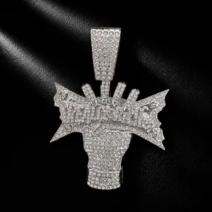 Vista dettagliata del ciondolo a pugno REALLY RICH con soldi in stile hip-hop