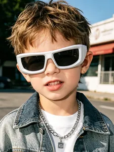 Dettaglio di un modello bambino che indossa occhiali da sole cyberpunk bianchi con montatura spessa