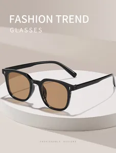 Vue détaillée de lunettes carrées rétro avec accents de clous sur support blanc
