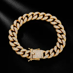 Detailaufnahme eines 12 mm goldfarbenen Cuban-Link-Armbands mit glänzendem Zirkonia-Besatz.