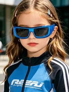 Primo piano di una bambina con occhiali da sole blu Y2K cyberpunk per bambini