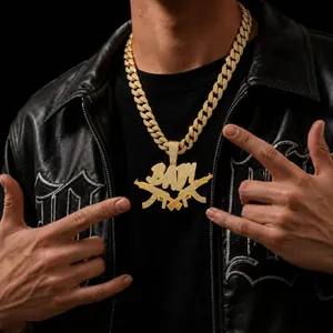 Detailansicht der Hip-Hop-BABY-Halskette mit Doppelgewehren an einer goldenen Panzerkette
