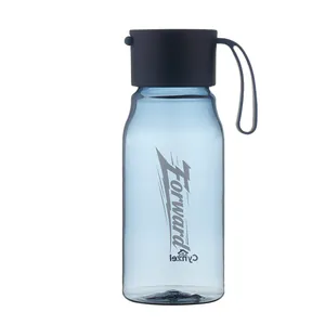 Bouteille d'eau de sport en PCTG bleu translucide avec couvercle noir et boucle