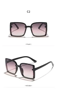 Occhiali da sole quadrati oversize con lenti rosa sfumate e montatura nera elegante
