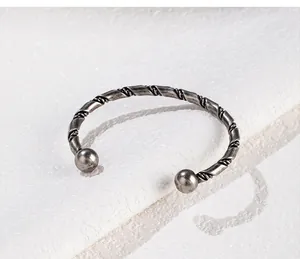 Makrodetail eines Vintage-Silber-Armreifs aus Titanstahl für Damen und Herren