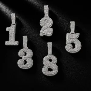 Detailopname van zilveren nummerhangers met sprankelende zirkonia voor een luxe uitstraling