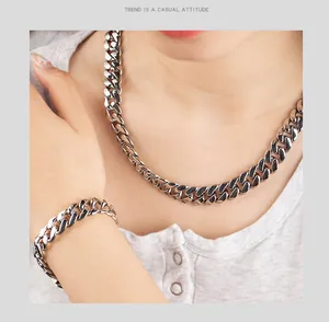 Primo piano del set collana e bracciale a catena cubana argento lucido da 12 mm.