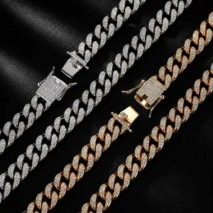 Nahaufnahme-Makrodetail der 12 mm vereisten kubanischen Kette in Silber und Gold