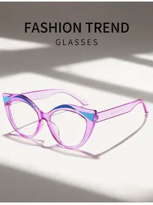 Inquadratura dettagliata di eleganti montature cat-eye viola trasparenti con accenti blu moda.
