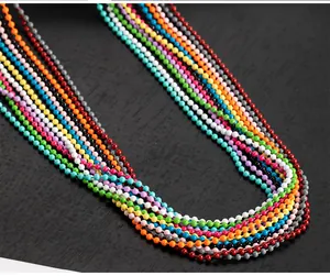 Detailansicht farbenfroher Edelstahl Kugelkette Halsketten in lebhaften Regenbogenfarben