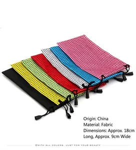 Dettaglio di sacchetti colorati a pois con coulisse per occhiali
