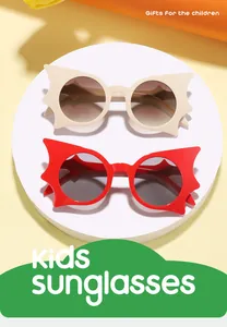 Modische Kinder-Sonnenbrille mit Fledermausrahmen in Beige und Rot für festliche Partys