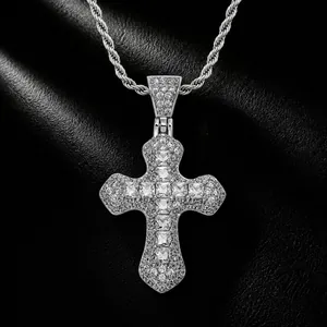 Primo piano della collana con ciondolo a croce hip hop con scintillanti zirconi