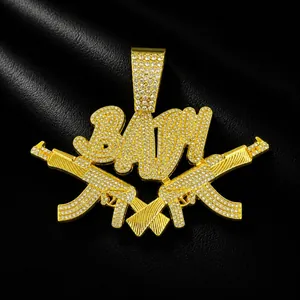 Detailansicht eines Hip-Hop-Goldanhängers mit BABY-Schriftzug und gekreuzten Gewehren-Design