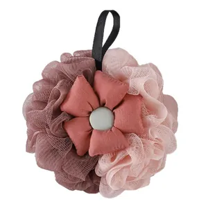Morbida spugna da bagno a forma di fiore con design bicolore e pratico laccio per appenderla.