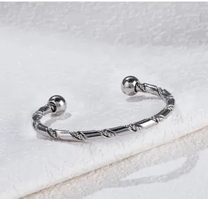 Minimalistisches gedrehtes Titanstahl-Armband in Silber mit Kugelenden für Damen und Herren
