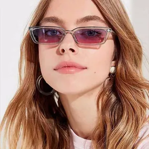 Lunettes de soleil œil de chat vintage à monture transparente et verres dégradés violets