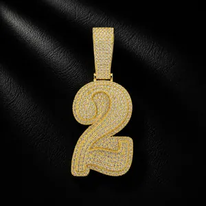 Detail van de iced out nummer 2 hanger met goudlaag en luxe fonkelende zirkonias