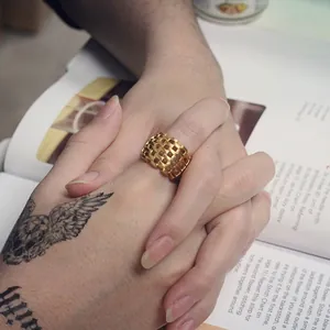 Anillo vintage dorado trenzado y calado para hombre y mujer en fondo lifestyle