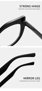 Dettaglio macro delle cerniere resistenti e delle aste comode degli occhiali cat-eye neri.