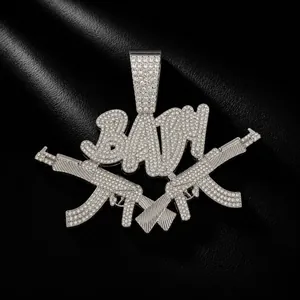 Silberner Iced-Out-Hip-Hop-Anhänger mit BABY-Schriftzug und gekreuzten Gewehren auf Leder.
