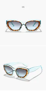 Vue détaillée de lunettes de soleil œil de chat irrégulières avec monture bleue et léopard