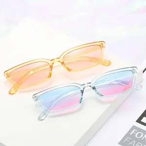 Lunettes de soleil œil de chat vintage à petite monture et verres dégradés colorés