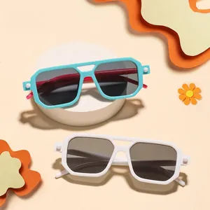 Occhiali da sole per bambini con protezione UV e montature geometriche in blu e bianco