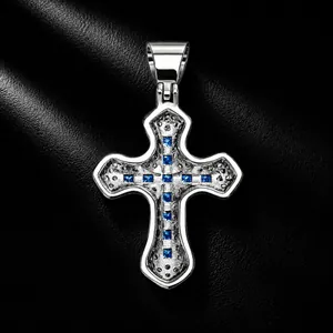 Primo piano dettagliato di un ciondolo a croce hip-hop argento con zirconi blu.