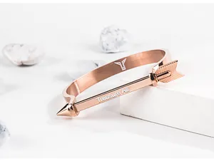 Bracciale a freccia in acciaio al titanio oro rosa con incisione Treasure All per tutti.