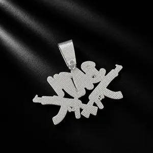 Detailaufnahme des silbernen BABY-Anhängers mit gekreuzten AK-47-Gewehren im Hip-Hop-Stil