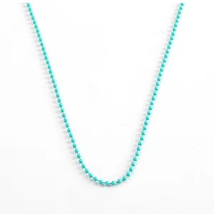 Nahaufnahme einer leuchtend cyanblauen Kugelkette aus Edelstahl im modernen Hip-Hop-Stil.